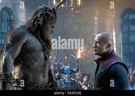 Red One est un film américain de Noël réalisé par Jake Kasdan et écrit par Chris Morgan, à partir d'une histoire originale de Hiram Garcia, sorti en 2024. Il met en vedette Dwayne Johnson, Chris Evans, Lucy Liu, J. K. Simmons, Kiernan Shipka, Bonnie Hunt, Nick Kroll, Kristofer Hivju et Wesley Kimmel. Banque D'Images