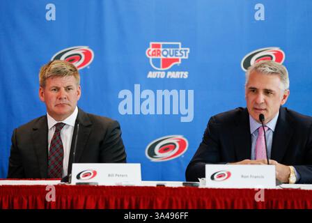 20 juin 2014 - Raleigh, Caroline du Nord, États-Unis - Bill Peters, entraîneur-chef des Hurricanes de la Nouvelle-Caroline, et Ron Francis, directeur général des Hurricanes, s'adressent aux médias lors d'une conférence de presse au PNC Arena de Raleigh, Caroline du Nord, le vendredi 20 juin 2014. (Crédit image : © Jill Knight/MCT/ZUMAPRESS.com) Banque D'Images