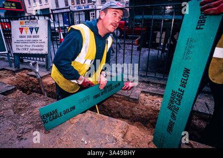 La pose de câbles à fibres optiques à Kings Cross, Londres, au début de la révolution du haut débit, dans les années 1990 Banque D'Images