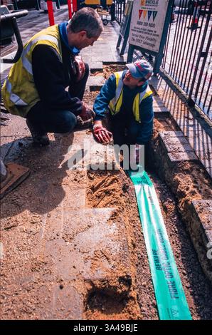 La pose de câbles à fibres optiques à Kings Cross, Londres, au début de la révolution du haut débit, dans les années 1990 Banque D'Images