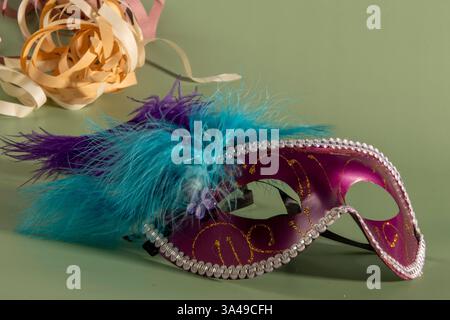 Masque de carnaval vénitien typique mis en évidence avec des banderoles en arrière-plan Banque D'Images
