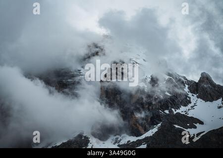 Sommets rocheux dans les nuages sur la vallée d'Ambiez dans les Dolomites de Brenta. Juni 2024. Banque D'Images