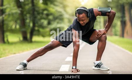 Formation flexible de l'homme noir dans le parc public Banque D'Images