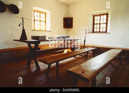 Vue intérieure de bancs en bois et table ; Hans Herr House ; structure la plus ancienne et Mennonite Meeting House dans le comté de Lancaster (1719) ; Pennsylvanie ; États-Unis Banque D'Images