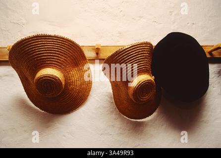 Chapeaux de paille simples & béret ; Hans Herr House ; structure la plus ancienne & Mennonite Meeting House dans le comté de Lancaster (1719) ; Pennsylvanie ; États-Unis Banque D'Images