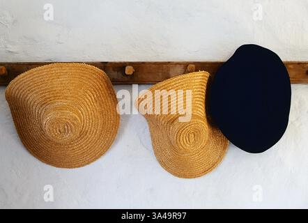 Chapeaux de paille simples & béret ; Hans Herr House ; structure la plus ancienne & Mennonite Meeting House dans le comté de Lancaster (1719) ; Pennsylvanie ; États-Unis Banque D'Images