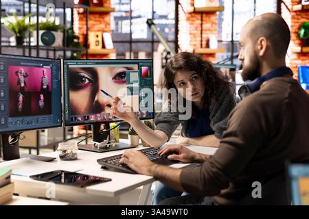 L'équipe de photographes collabore sur du contenu généré par l'IA à l'aide d'outils texte-image. Le logiciel d'édition fournit des solutions d'automatisation et d'apprentissage profond avancées pour la retouche photo. Banque D'Images