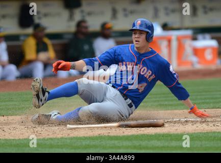 20 août 2014 - Oakland, CA, USA - le New York mets' Wilmer Flores marque contre l'Oakland Athletics en quatrième manche au O.co Coliseum d'Oakland, Calif, le mercredi 20 août 2014. (Crédit image : © Dan Honda/MCT/ZUMA Wire) Banque D'Images