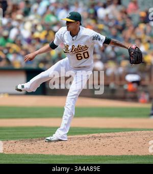 20 août 2014 - Oakland, CA, USA - Jesse Chavez d'Oakland Athletics lance en long relief contre les mets de New York lors de la quatrième manche au O.co Coliseum d'Oakland, Calif, le mercredi 20 août 2014. (Crédit image : © Dan Honda/MCT/ZUMA Wire) Banque D'Images