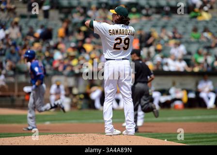 20 août 2014 - Oakland, CA, USA - Jeff Samardzija (29) d'Oakland Athletics abandonne un home run solo à Eric Campbell des mets de New York en troisième manche au O.co Coliseum d'Oakland, Calif, le mercredi 20 août 2014. (Crédit image : © Dan Honda/MCT/ZUMA Wire) Banque D'Images