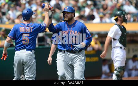 20 août 2014 - Oakland, CA, États-Unis - Lucas Duda (21) des mets de New York retourne à la dugout après avoir frappé un circuit de trois points contre les Athletics d'Oakland en troisième manche au O.co Coliseum d'Oakland, Calif, le mercredi 20 août 2014. (Crédit image : © Dan Honda/MCT/ZUMA Wire) Banque D'Images