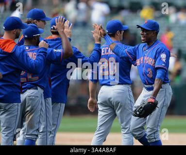20 août 2014 - Oakland, CA, Etats-Unis - Curtis Granderson (3) des mets de New York célèbre une victoire de 8-5 contre l'Athlétisme d'Oakland au O.co Coliseum d'Oakland, Calif, le mercredi 20 août 2014. (Crédit image : © Dan Honda/MCT/ZUMA Wire) Banque D'Images
