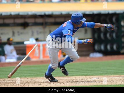 20 août 2014 - Oakland, CA, USA - Curtis Granderson des mets de New York frappe un single de la RBI contre les Athletics d'Oakland en quatrième manche au Coliseum d'O.co à Oakland, Calif, le mercredi 20 août 2014. (Crédit image : © Dan Honda/MCT/ZUMA Wire) Banque D'Images