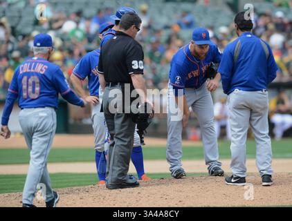 20 août 2014 - Oakland, CA, USA - les New York mets' Josh Edgin montre où un coup de Josh Donaldson l'a frappé au O.co Coliseum à Oakland, Calif, le mercredi 20 août 2014. Les mets ont gagné, 8-5. (Crédit image : © Dan Honda/MCT/ZUMA Wire) Banque D'Images