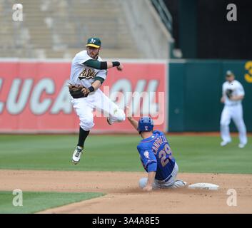 20 août 2014 - Oakland, CA, États-Unis - Eric Sogard (28) d'Oakland Athletics tente de tourner le double jeu contre les mets de New York en quatrième manche au O.co Coliseum d'Oakland, Calif, le mercredi 20 août 2014. (Crédit image : © Dan Honda/MCT/ZUMA Wire) Banque D'Images