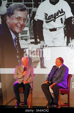 22 août 2014 - Arlington, TX, États-Unis - Tom Scheiffer, à gauche, avec le présentateur de discours public des Texas Rangers Chuck Morgan lors d'un déjeuner honorant l'intronisation de Scheiffer au Texas Rangers Hall of Fame au Arlington Convention Center à Arlington, Texas, le vendredi 22 août 2014. Scheiffer a passé 10 ans en tant que cadre dans l'équipe. (Crédit image : © Ray Carlin/MCT/ZUMA Wire) Banque D'Images