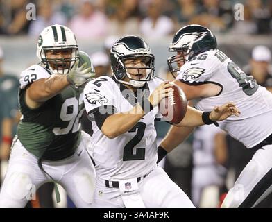 28 août 2014 - Philadelphie, PA, États-Unis - Matt Barkley des Philadelphia Eagles s'envolera pour un touchdown de 7 yards au quatrième quart-temps contre les jets de New York au Lincoln Financial Field à Philadelphie le jeudi 28 août 2014. Les Eagles ont gagné, 37-7. (Crédit image : © Ron Cortes/MCT/ZUMA Wire) Banque D'Images