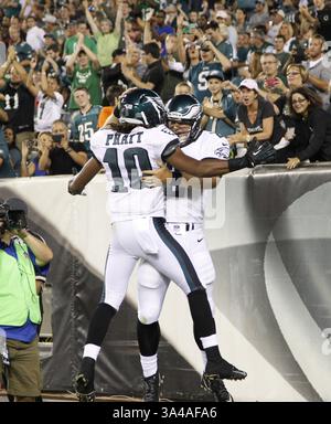 28 août 2014 - Philadelphie, PA, États-Unis - Matt Barkley, quarterback des Philadelphia Eagles, célèbre son quatrième quart-temps de touchdown avec Quron Pratt (10) contre les jets de New York au Lincoln Financial Field à Philadelphie le jeudi 28 août 2014. Les Eagles ont gagné, 37-7. (Crédit image : © Ron Cortes/MCT/ZUMA Wire) Banque D'Images