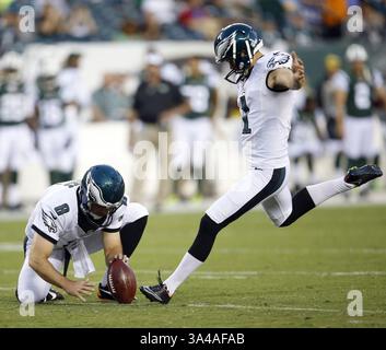 28 août 2014 - Philadelphie, PA, États-Unis - Cody Parkey des Philadelphia Eagles marque un point supplémentaire au premier quart-temps avec son détenteur Donnie Jones contre les jets de New York au Lincoln Financial Field à Philadelphie le jeudi 28 août 2014. Les Eagles ont gagné, 37-7. (Crédit image : © Yong Kim/MCT/ZUMA Wire) Banque D'Images