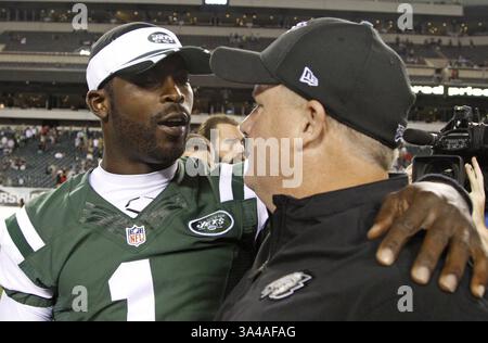 28 août 2014 - Philadelphie, PA, États-Unis - le quarterback des jets de New York Michael Vick accueille l'entraîneur-chef des Eagles de Philadelphie, Chip Kelly, à la fin de la victoire 37-7 des Eagles au Lincoln Financial Field à Philadelphie, le jeudi 28 août 2014. Les Eagles ont gagné, 37-7. (Crédit image : © Ron Cortes/MCT/ZUMA Wire) Banque D'Images