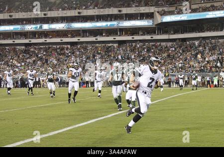 28 août 2014 - Philadelphie, PA, États-Unis - Matt Barkley (2), quarterback des Philadelphia Eagles, termine sa course de touchdown de 7 yards, quatrième quart-temps contre les jets de New York au Lincoln Financial Field à Philadelphie le jeudi 28 août 2014. Les Eagles ont gagné, 37-7. (Crédit image : © Ron Cortes/MCT/ZUMA Wire) Banque D'Images