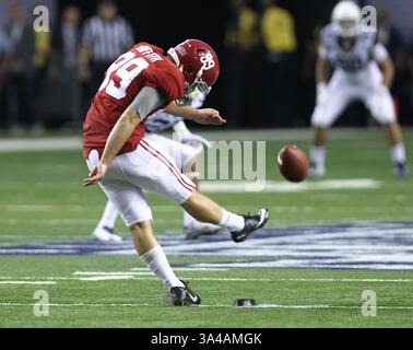 30 août 2014 - Atlaanta, Géorgie, États-Unis - le kicker Adam Griffith (99) de l'Alabama Crimson Tide place donne le coup d'envoi du premier match de la saison lors du match de coup d'envoi Chick-fil-A entre l'Alabama et la Virginie-occidentale au Georgia Dome. (Crédit image : © Frank Mattia/ZUMA Wire) Banque D'Images