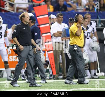 30 août 2014 - Atlaanta, Géorgie, États-Unis - L'entraîneur-chef des Mountaineers de Virginie occidentale, Dana Holgorsen, en marge du match de Kickoff Chick-fil-A entre l'Alabama et la Virginie-occidentale au Georgia Dome. (Crédit image : © Frank Mattia/ZUMA Wire) Banque D'Images