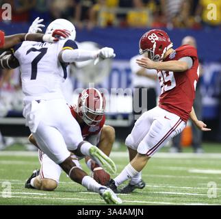 30 août 2014 - Atlanta, Géorgie, États-Unis - Adam Griffith (99), le kicker de l'Alabama Crimson Tide place, frappe un field goal dans la première moitié du match de coup d'envoi Chick-fil-A entre l'Alabama et la Virginie-occidentale au Georgia Dome. (Crédit image : © Frank Mattia/ZUMA Wire) Banque D'Images