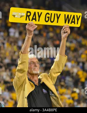 27 septembre 2014 - Hattiesburg, MS, U. S - 27 septembre 2014 : Ray Guy, parieur du Hall of Fame de la NFL, tient un panneau de rue lors d'une cérémonie reconnaissant ses réalisations lors du match de football de la NCAA entre les Southern Miss Golden Eagles et les Rice Owls au stade M.M. Roberts à Hattiesburg MS. . Matt Bush/CSM(crédit image : © Matt Bush/Cal Sport Media/ZUMAPRESS.com) Banque D'Images