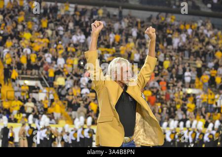 27 septembre 2014 - Hattiesburg, MS, U. S - 27 septembre 2014 : Ray Guy, parieur du Hall of Fame de la NFL, réagit lors d'une cérémonie reconnaissant ses réalisations lors du match de football de la NCAA entre les Southern Miss Golden Eagles et les Rice Owls au stade M.M. Roberts à Hattiesburg MS. . Matt Bush/CSM(crédit image : © Matt Bush/Cal Sport Media/ZUMAPRESS.com) Banque D'Images