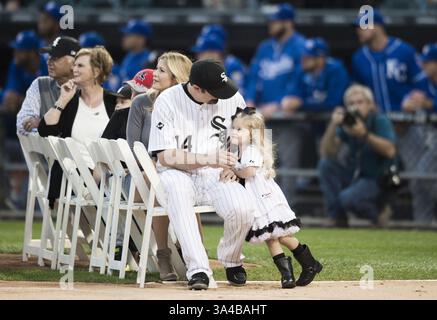 27 septembre 2014 - Chicago, il, États-Unis - le frappeur désigné des Chicago White Sox Paul Konerko (14 ans) reçoit un câlin de sa fille, Amerlia, lors de sa cérémonie de retraite alors que l'équipe accueille les Kansas City Royals au U.S. Cellular Field le samedi 27 septembre 2014, à Chicago. (Crédit image : © Shane Keyser/MCT/ZUMA Wire) Banque D'Images