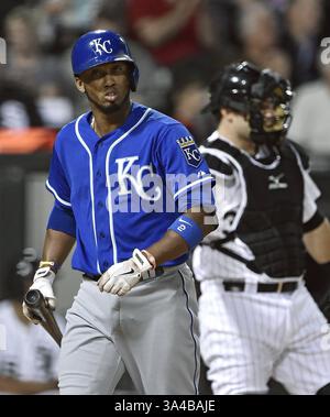 27 septembre 2014 - Chicago, il, États-Unis - Alcides Escobar des Royals de Kansas City s'éloigne de la plaque après s'être battu en première manche contre les White Sox de Chicago au U.S. Cellular Field à Chicago le samedi 27 septembre 2014. (Crédit image : © John Sleezer/MCT/ZUMA Wire) Banque D'Images