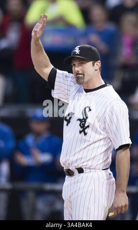 27 septembre 2014 - Chicago, il, États-Unis - Chicago White Sox désigné frappeur Paul Konerko (14 ans) fait des vagues à la foule alors qu'il prend le terrain lors de sa cérémonie de retraite alors que l'équipe accueille les Kansas City Royals au U.S. Cellular Field le samedi 27 septembre 2014, à Chicago. (Crédit image : © Shane Keyser/MCT/ZUMA Wire) Banque D'Images