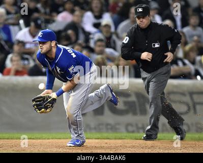 27 septembre 2014 - Chicago, il, États-Unis - Mike Moustakas, troisième joueur des Royals de Kansas City, arrête un Grounder par Avisail Garcia des White Sox de Chicago avant de forcer le coureur à terminer la cinquième manche au U.S. Cellular Field à Chicago le samedi 27 septembre 2014. (Crédit image : © John Sleezer/MCT/ZUMA Wire) Banque D'Images