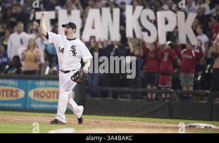 27 septembre 2014 - Chicago, il, États-Unis - Paul Konerko (14 ans), premier joueur des White Sox de Chicago, se réchauffe entre les manches alors que les fans tiennent des lettres le remerciant lors des Kansas City Royals au U.S. Cellular Field à Chicago le samedi 27 septembre 2014. (Crédit image : © Shane Keyser/MCT/ZUMA Wire) Banque D'Images