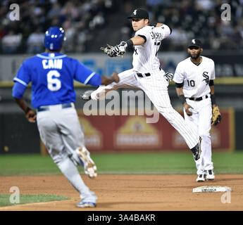 27 septembre 2014 - Chicago, il, États-Unis - Carlos Sanchez, deuxième joueur des White Sox de Chicago, joue un double jeu sur Lorenzo Cain (6) des Kansas City Royals en huitième manche au U.S. Cellular Field à Chicago le samedi 27 septembre 2014. (Crédit image : © John Sleezer/MCT/ZUMA Wire) Banque D'Images