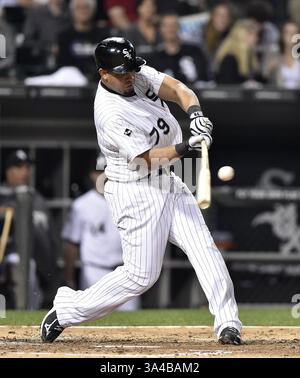 27 septembre 2014 - Chicago, il, USA - Jose Abreu des White Sox de Chicago relie un single en troisième manche contre les Royals de Kansas City au U.S. Cellular Field à Chicago le samedi 27 septembre 2014. (Crédit image : © John Sleezer/MCT/ZUMA Wire) Banque D'Images