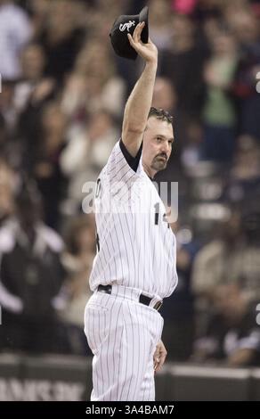 27 septembre 2014 - Chicago, il, États-Unis - le frappeur désigné des Chicago White Sox Paul Konerko donne son chapeau à la foule après avoir quitté le match dans la septième manche contre les Royals de Kansas City au U.S. Cellular Field à Chicago le samedi 27 septembre 2014. (Crédit image : © Shane Keyser/MCT/ZUMA Wire) Banque D'Images