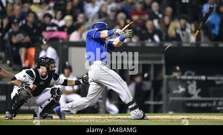 27 septembre 2014 - Chicago, il, USA - Alex Gordon des Royals de Kansas City casse sa batte sur un single devant Josh Phegley, le receveur des White Sox de Chicago, en quatrième manche au U.S. Cellular Field à Chicago le samedi 27 septembre 2014. (Crédit image : © John Sleezer/MCT/ZUMA Wire) Banque D'Images