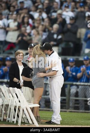 27 septembre 2014 - Chicago, il, États-Unis - Paul Konerko (14), frappeur désigné des Chicago White Sox, donne un baiser à sa femme, Jennifer, lors de sa cérémonie de retraite alors que l'équipe accueille les Kansas City Royals au U.S. Cellular Field le samedi 27 septembre 2014, à Chicago. (Crédit image : © Shane Keyser/MCT/ZUMA Wire) Banque D'Images