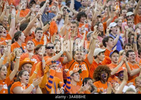 27 septembre 2014 - Clemson, SC, États-Unis d'Amérique - Clemson, Caroline du Sud, États-Unis - les étudiants de Clemson encouragent pendant le match. Les Tigers de Clemson battent les Tar Heels de Caroline du Nord 50-35 au Memorial Stadium de Clemson, Caroline du Sud. (Crédit image : © Jacob Kupferman/ZUMA Wire) Banque D'Images