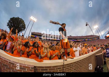 27 septembre 2014 - Clemson, SC, États-Unis d'Amérique - Clemson, Caroline du Sud, États-Unis - les étudiants de Clemson encouragent pendant le match. Les Tigers de Clemson battent les Tar Heels de Caroline du Nord 50-35 au Memorial Stadium de Clemson, Caroline du Sud. (Crédit image : © Jacob Kupferman/ZUMA Wire) Banque D'Images