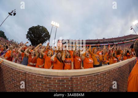 27 septembre 2014 - Clemson, SC, États-Unis d'Amérique - Clemson, Caroline du Sud, États-Unis - les étudiants de Clemson encouragent pendant le match. Les Tigers de Clemson battent les Tar Heels de Caroline du Nord 50-35 au Memorial Stadium de Clemson, Caroline du Sud. (Crédit image : © Jacob Kupferman/ZUMA Wire) Banque D'Images