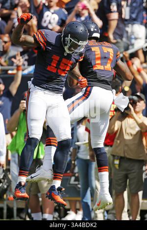 28 septembre 2014 - Chicago, il, USA - le récepteur large des Chicago Bears Alshon Jeffery (17) saute après une réception de touchdown alors que le récepteur large des Chicago Bears Brandon Marshall (15) célèbre avec lui lors du deuxième quart-temps de leur match contre les Packers de Green Bay à le dimanche 28 septembre 2014, au Soldier Field de Chicago. (Crédit image : © Jose M. Osorio/MCT/ZUMA Wire) Banque D'Images