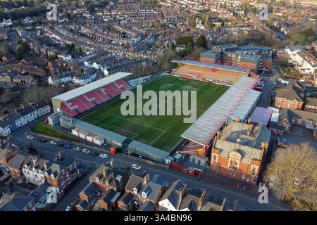 Vue aérienne générale du St James Park Stadium, domicile de l'équipe EFL League 1, Exeter City FC à Exeter dans le Devon. Banque D'Images