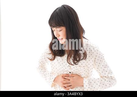 Jeune femme souffrant de douleurs abdominales Banque D'Images