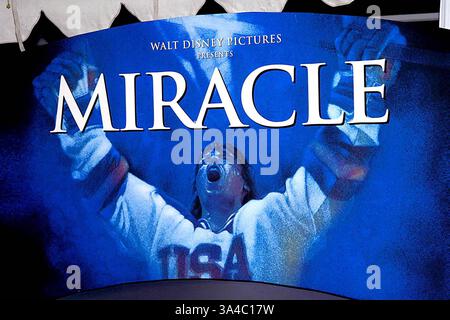 1er janvier 1980 - K34541TR 2/2/04.PREMIERE DE MIRACLE''''.LE EL CAPITAN THEATRE 6838 Hollywood Blvd..HOLLYWOOD CA..film de l'affiche. TOM RODRIGUEZ/ 2004.(Image Crédit : © Globe Photos/ZUMAPRESS.com) Banque D'Images