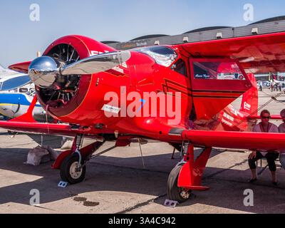 Belin, Allemagne - juin 2010 : Beechcraft Model 17S Staggerwing (N69H) biplan américain avec un décalage d'aile négative atypique au salon aéronautique de Berlin ( Banque D'Images