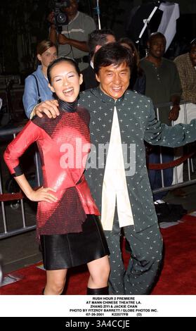 26 juillet 2001 - Rush Hour 2 PREMIERE.au Mann Chinese Theatre LA..Zhang Ziyi et JACKIE CHAN. BARRETT FITZROY / 7-26-2001 K22577FB (D)(Image Crédit : © Globe Photos/ZUMAPRESS.com) Banque D'Images