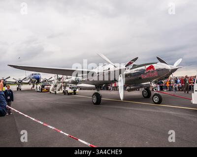 Belin, Allemagne - juin 2010 : le Flying Bulls Lockheed P-38L Lightning (N25Y) est remorqué par un tracteur au salon aéronautique de Berlin (ILA) 2010 Banque D'Images